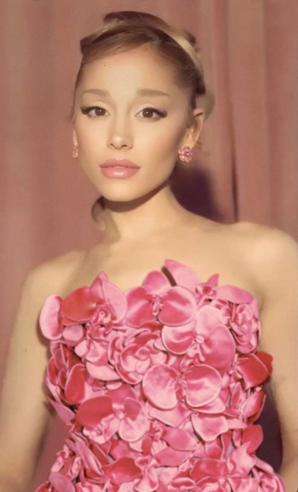 Ariana Grande mặc áo choàng củ
